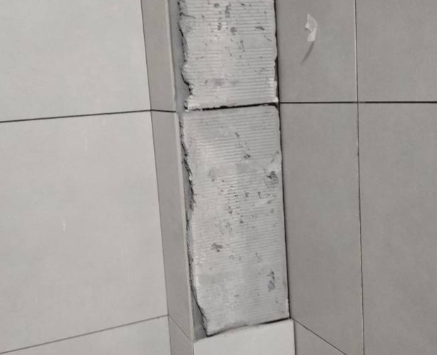 宝丰瓷砖空鼓维修公司分享下瓷砖施工前基层浇水润湿程度不足，可能导致以下问题