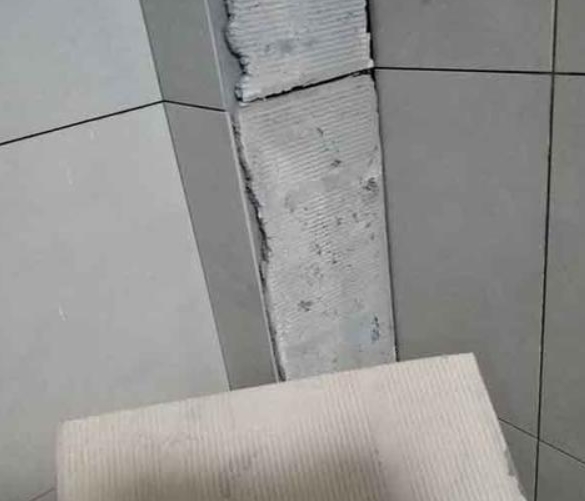 宝丰瓷砖空鼓维修公司分享下厨房瓷砖脱落的补救措施。